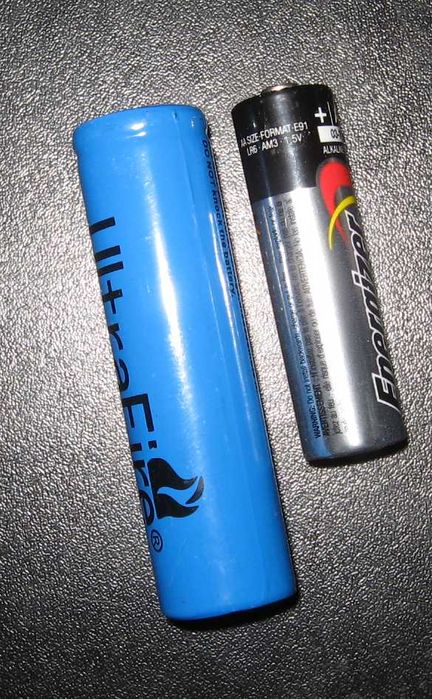 UltraFire TR 18650 LI-Ion Battery Vs. a normal size AA Battery
UltraFire TR 18650 LI-Ion Battery Vs. a normal size AA Battery
Keywords: Miscellaneous