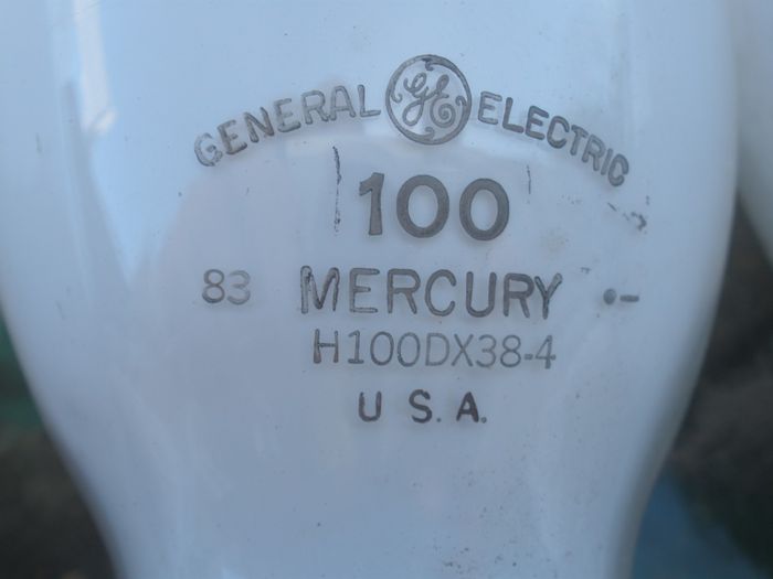GE H100DX38-4 mercury lamp.
Here's the oldest lamp of a lot of ten 100W mercury vapour lamps I won on eBay recently. I'm not sure if this lamp was made in the late 60s or late 70s, anyone knows?

This is a pic from the eBay seller BTW, credits go to him.
Keywords: Lamps