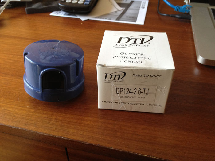 DTL DP124-2.6
Got this on eBay. My first Dark To Light photocell. It has the 2.6 footcandle turn-on level, which I like because the lights come on earlier. Made in May 2008.
Keywords: Gear