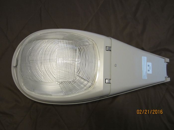 ARK Lighting A604P 400 Watt Metal Halide Cobrahead
Here is a recent addition to my collection. An ARK Lighting A604P 400 Watt Metal Halide Cobrahead. Notice how similar this looks to a G.E. M250A.
Keywords: American_Streetlights