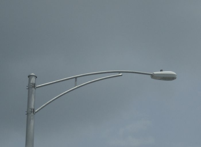 General Electric M400A3 FCO on a Curved Truss Arm
Clamp Style Mounts to the Pole.
Keywords: American_Streetlights