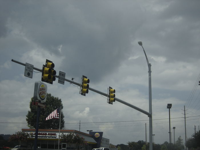 Alabama Traffic Signal Setup
3 Section  with Doghouse for Left Turn

Gadsden,Alabama (7-09)
Keywords: Traffic_Lights