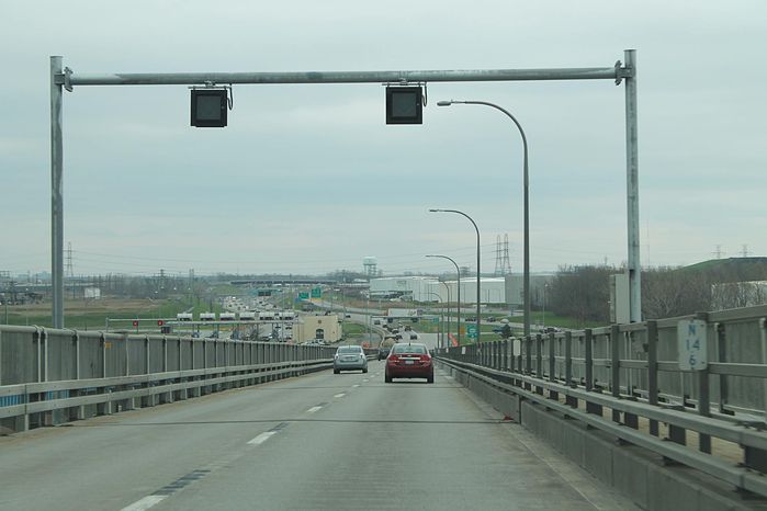 More LEDs 
Looks like they're spot replacing the MV/MH GE M-400R3s on the I-190 Grand Island bridge with these LED fixtures. If I remember correctly the M-400R3s and the davit arm were retrofitted on to the poles which used to hold truss arms. 
Keywords: American_Streetlights