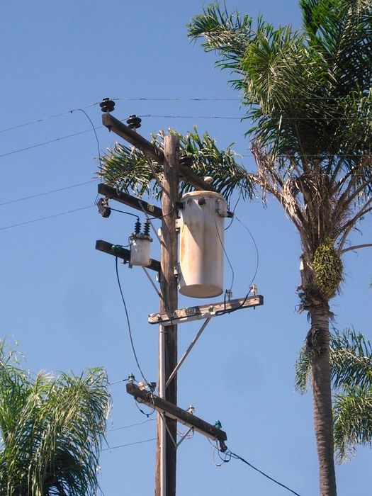 Regulator for LPS Acorns
Looks to be on a 2400/4160 volt primary, even tho this pole has 12kV insulators. Will most likely be removed and overhead lines converted to 12kV underground.
Keywords: Gear