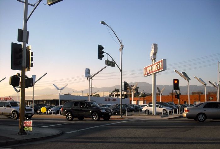 Fluoescent Auto Dealer Lights
Dont see these to often. In Covina, CA
Keywords: Misc_Fixtures