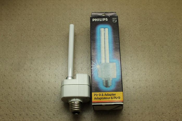 Philips PL-9 Adapter
Restore find, here's a NOS Philips 9w PL adapter. Unlike my other PL-9 adapters this has a offset lamp and ballast which allows for a more compact adapter. Also this one only runs 9w PL lamps while my other ones run 5-7-9w or 7-9w lamps. 
Keywords: Lamps