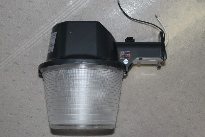 50w MH Bucket 
Cheap find from Restore today. It's one of those Heath Zenith 50w MH buckets that have shown up at HD a couple of years ago. Unlike the Utilitech 50w MH yardlights, these have a open bottom refractor and so have a open rated socket. 

Don't have any plans for this but I might remove the ignitor and replace the socket so I can run 75w mercs in it. 
Keywords: American_Streetlights