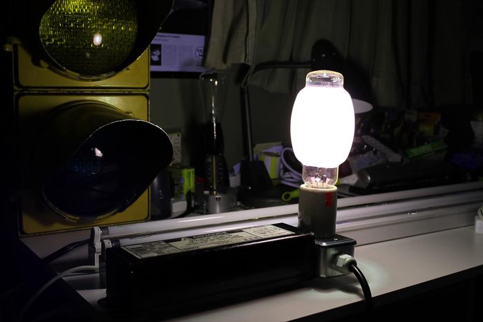 175w Mercury Lamp Tester
Made this with some spare parts I had lying around. Finally found a use for that 175w Advance F-Can mercury ballast I found more than a year ago too. Lamp shown is a 175w Sylvania /DX from the early 80s. 

If you turn it upside down and add a refractor it sorta looks like a makeshift Powr/Bracket. xD
Keywords: Misc_Fixtures