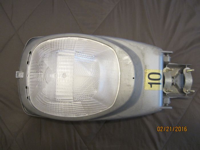Crouse-Hinds OV-15 100 Watt HPS
Here is a recent addition to my collection. A NOS Crouse-Hinds OV-15. It is 240 volt and uses 100 watt High Pressure Sodium lamps.
Keywords: American_Streetlights
