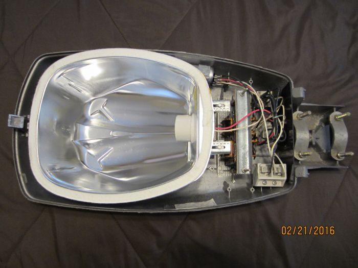 Crouse-Hinds OV-15 100 Watt HPS
Here is a picture showing the inside of the Crouse-Hinds OV-15 with the door removed. The reflector is held inside with a clip at the front like many older cobraheads had.
Keywords: American_Streetlights