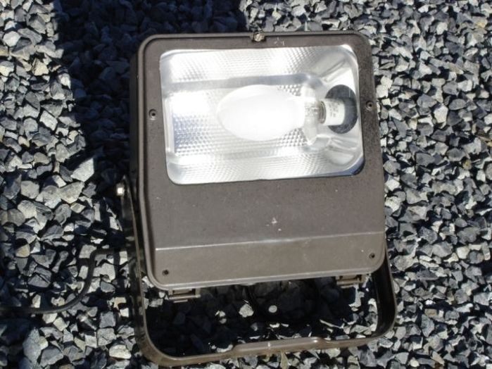GE Powr/Flood
Here is a GE Powr/Flood fixture,it originally was a 250W HPS with a bad ballast,it is now 100W mercury.

Made in: USA
Keywords: American_Streetlights