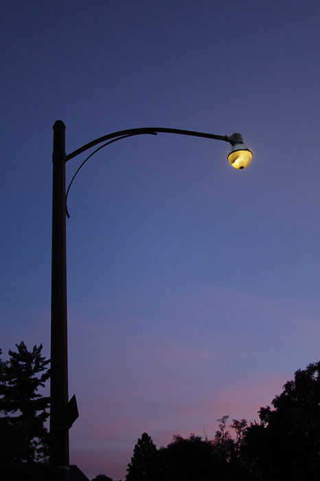 Incandescent Gumball at Sunset
A good  number of these left on Wilmette's residential streets.
Keywords: American_Streetlights