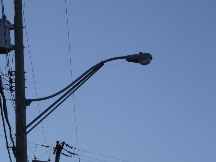 Double supported Arm
Here's a pic a took awhile back of an older S curved upsweep arm with double supports.This light is mounted on the back side of the pole as the road curves.The previous pic shows this type of arm without the supports.
Keywords: American_Streetlights
