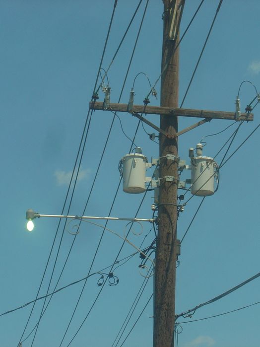 Missing lens, been missing for more than 15 years! 
I have seen this 15 years ago, it hasn't changed much, was day burning 15 year ago too! Note the ballast in the back on the pole? 
Keywords: American_Streetlights