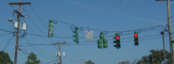 Typical Green Louisiana Signals
most signals in Louisiana are green,an ideal color to me because it looks good,not the most visable thing though.

Unistyle 400 to the Far Left in the Pic.

New Iberia,Louisiana.
Keywords: Traffic_Lights