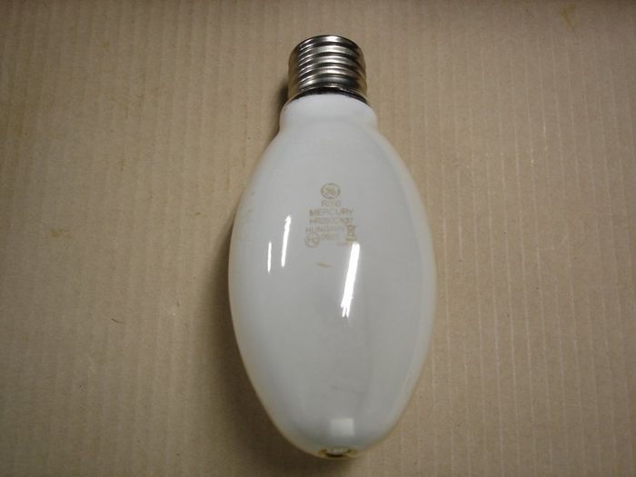 GE 250W Mercury
Here's a newer GE 250W Deluxe White mercury vapour lamp.
Manufacture date: June 2005
Lumens: 8400
CRI: 50
Lamp shape: ED28
Made in: Hungary
Lamp life: 24000+ hours
Keywords: Lamps