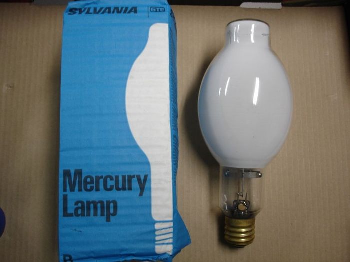 Sylvania GTE 400W Mercury
A NOS Sylvania 400W coated mercury vapour lamp.

Manufacture date: May 1986
Shape: BT-37
Made in: USA
Keywords: Lamps