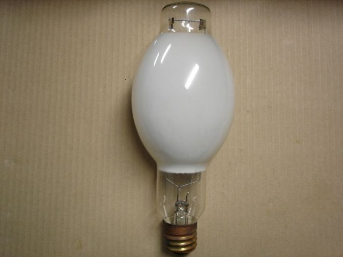 Westinghouse 400W Mercury
Here's a Westinghouse 400W deluxe white clear-top Lifeguard mercury vapour lamp.
Manufacture date: Sept. 1970
Base: Mogul E39
Lamp shape: BT37
Made in: USA
Lamp life: 24000+ hours
Keywords: Lamps