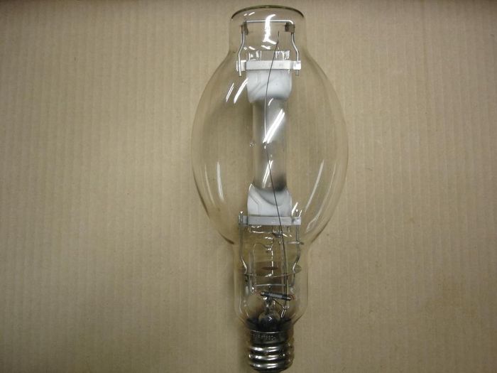 Venture 1000W Metal Halide
Here's a clear Venture 1000W cram metal halide lamp for use in a horizontal position.
Manufacture date: WR C3
Base: Mogul E39 position oriented
Lamp shape: BT 37
Made in: USA
Ballast: M47
Keywords: Lamps