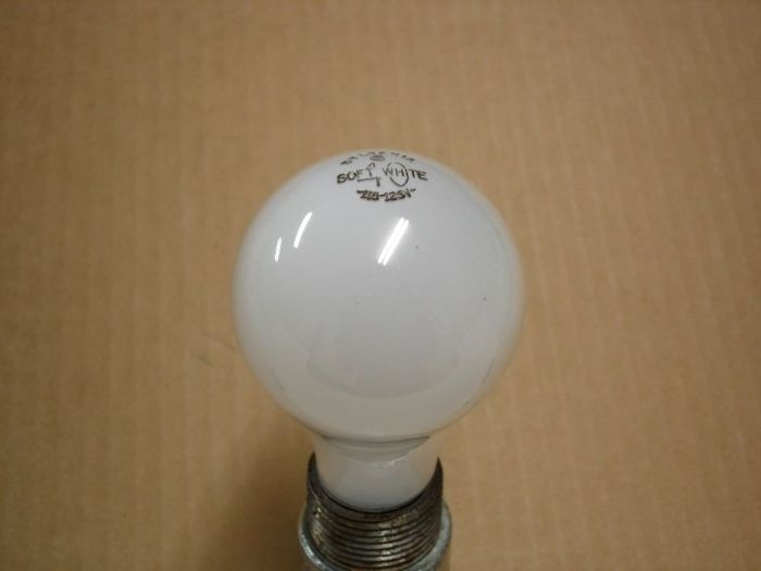 Sylvania 40W
A Sylvania 40W Soft White from the late 70's to early 80's.

Voltage: 115-125W
Filament: CC-8
Lamp shape: A19

Keywords: Lamps
