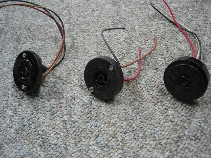 Twist-Lock Photocontrol Receptacles
Three different makes. Left: General Electric Canada Middle:Westinghouse Right: American Electric
Keywords: Gear
