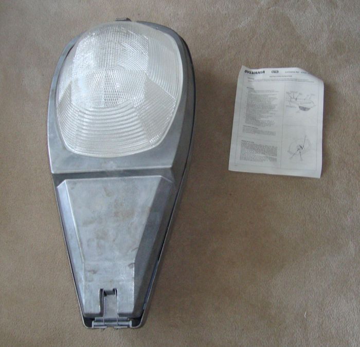 Ooo Ahh
Hey guys I just got a brand new Power Lite R47 (from 1992) NOS its a 100 watt HPS it even came with the instructions!! 
Paid $50
Keywords: American_Streetlights