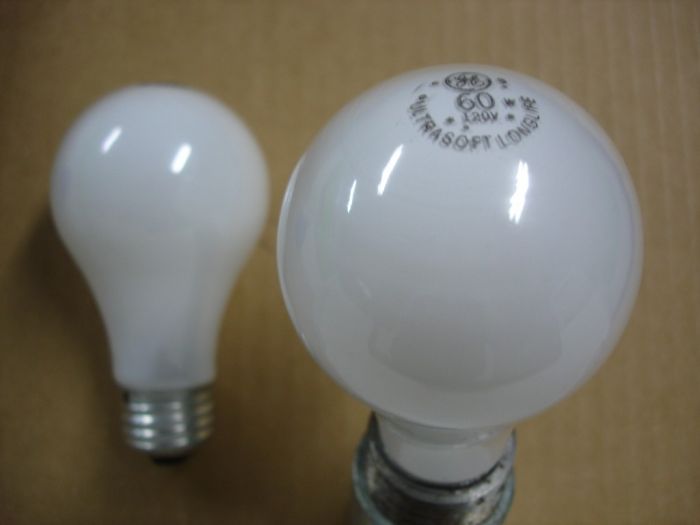 GE 60W Ultrasoft
A pair of 60W GE Ultrasoft Long Life incandescent lamps.
Voltage: 120V
Filament: CC-8
Lamp shape: A19
Made in: USA
Base: Medium E26 Aluminum
Keywords: Lamps