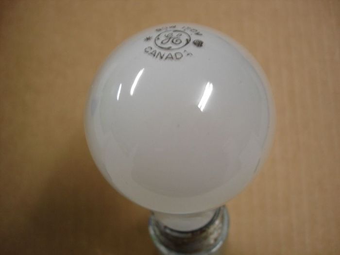 GE 90W
Here is a GE Canada 90W frosted incandescent lamp.
Voltage: 120V
Current: 0.76A
Filament: CC-8
Lamp shape: A19
Made in: Canada
Base: Medium E26 aluminum
Keywords: Lamps