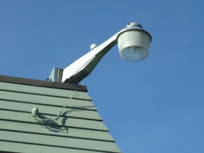 GE Powr/bracket
On the Canadian GE Powr/brackets,the reflector/refractor are not attached using clips to the ears on the head,but rather from the inside with screws that hold a bracket in place including the socket.
Keywords: American_Streetlights