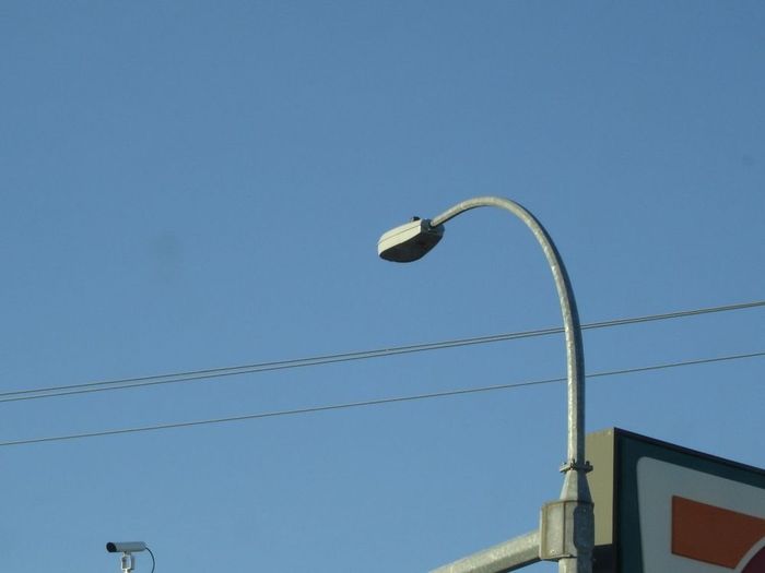 Metal Halide Cobraheads
Other than the use of metal halides in posttops for streelighting in my area,I only know of one intersection with GE-M400A3 250W metal halide cobras.
Keywords: American_Streetlighting