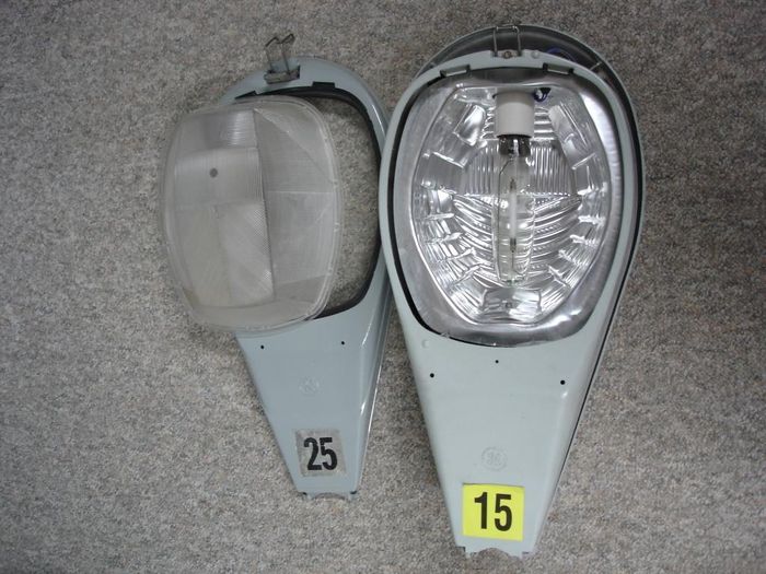 GE M-250R1 and R2 Comparison
Hey Michael,here is the M-250R1 and R2 together,the front of the R1 has a more pointed front than the R2 and the hinges are close but the R2 bottom door will not fit the R1 top housing.
Keywords: American_Streetlights