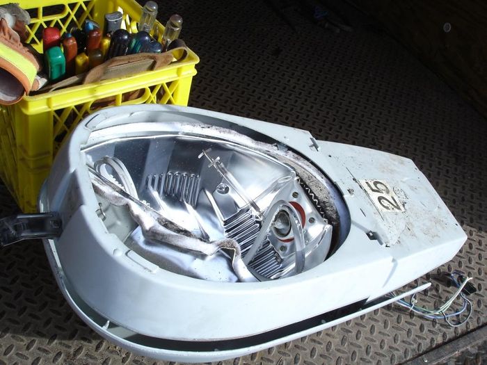 GE M-400A3 Road Kill
Here is a damaged 250W HPS GE M-400A3 that I saved for parts.
Keywords: American_Streetlights