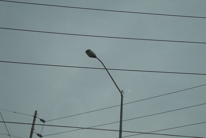 what is this set up ?
this streetlight has and each wire has 14000 volts in it !
Keywords: American_Streetlights