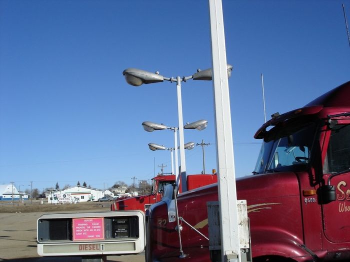 A Bunch Of Sylvania B2255's
Here is a row of Sylvania Powerlite B2255's at a truck stop in South Dakota.
Keywords: American_Streetlights