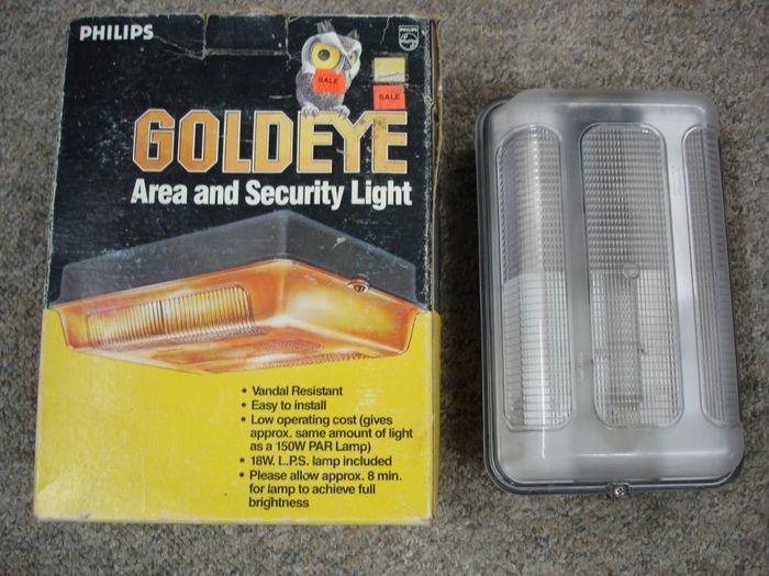 Philips Goldeye
Here is a NOS Philips Goldeye 18W low pressure sodium fixture.

Made in: Canada

Manufactured: Oct.1989
Keywords: Misc_Fixtures