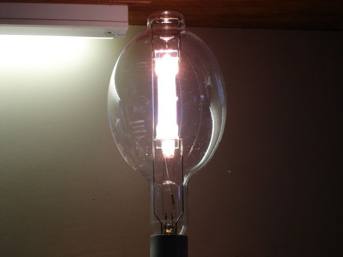 Standard 1000W
A Standard 1000W metal halide lamp starting up.
Keywords: Lit_Lighting