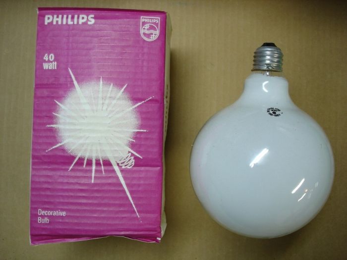 Philips 40W
Here is an NOS Philips 40W globe lamp with sleeve from the mid 80's.

Made in: Canada


Manufactured: Circa 1984/85


Keywords: Lamps
