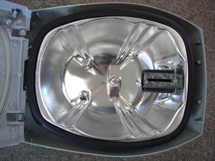 GE M-250A2 Reflector
The GE M-250A2 4-way fixture also has a 4-way type reflector.
Keywords: American_Streetlights