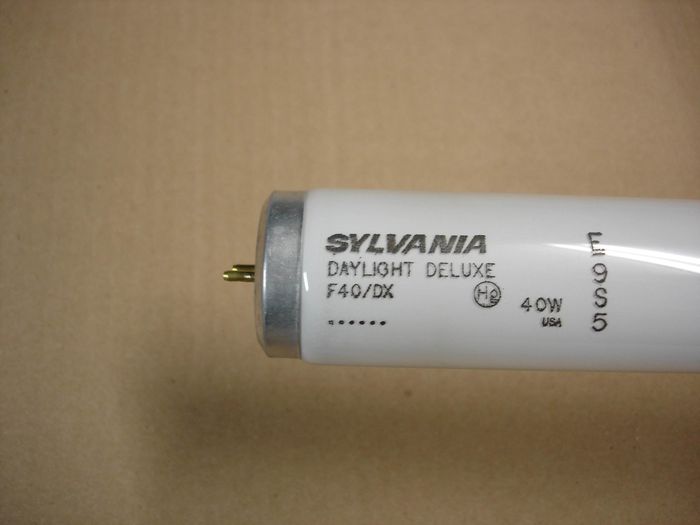 Sylvania F40/DX
Here is a Sylvania F40T12 Daylight Deluxe fluorescent lamp. 

Made in: USA

CRI: 88
Keywords: Lamps