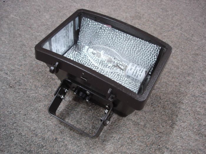Cooper Lighting Floodlight 
Here is a Cooper Lighting SF Falcon metal halide flood light complete with a button PC and trunnion mount.

Manufactured: May 2005
Keywords: Misc_Fixtures