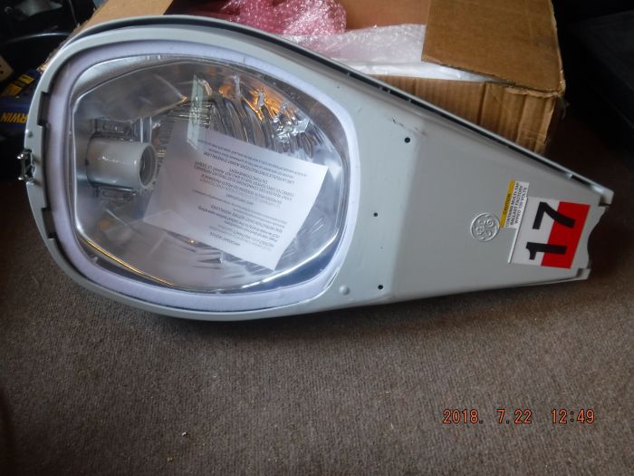 GE M2RC 175w PSMH
Here's a rare bird. A 175w pulse start metal halide GE M250R2 FCO. This was an eBay find, and what's unusual about it is it doesn't have a GE ballast, rather it has a Philips Advance multitap ballast. I have never seen a GE fixture that uses something other than a GE ballast. Up until January 1st, 2017, this option was still available for order along with 100, 150, and 250w PSMH. What's even rarer than this would be a probe start metal halide/mercury vapor M250R2. There are some M250A2's out there in that configuration, though. Either way, it's cool to have an OEM metal halide cobrahead. Kind of wish it had a glass drop refractor but it is what it is.


Keywords: American_Streetlights