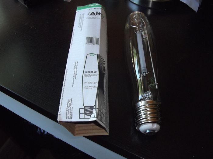 Philips Ceramalux Alto 250w HPS
My first and only 250w lamp. Bought it on eBay. Manufactured in Feb 2012.
Keywords: Lamps