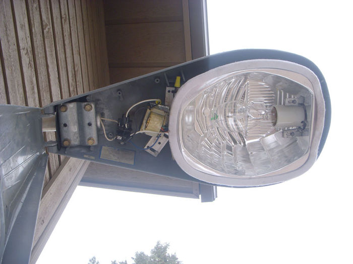 M-250r2 mouted and open.
Showing the internals. The Yardblaster ballast, the Phillips lamp, The slipfitter.
Keywords: American_Streetlights