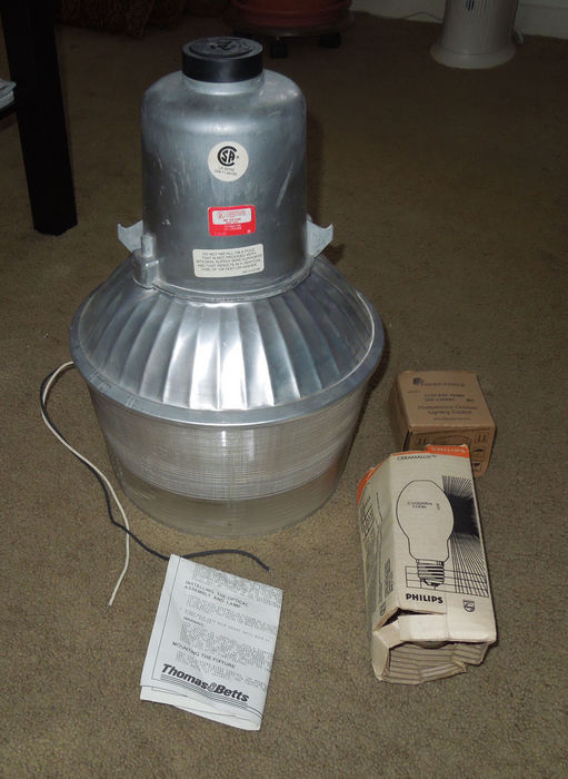 T&B/AEL 11 NEMA 100w HPS
Got this one on eBay. Came in original box with lamp and photocell. This one has a screw-type refractor.
Keywords: American_Streetlights