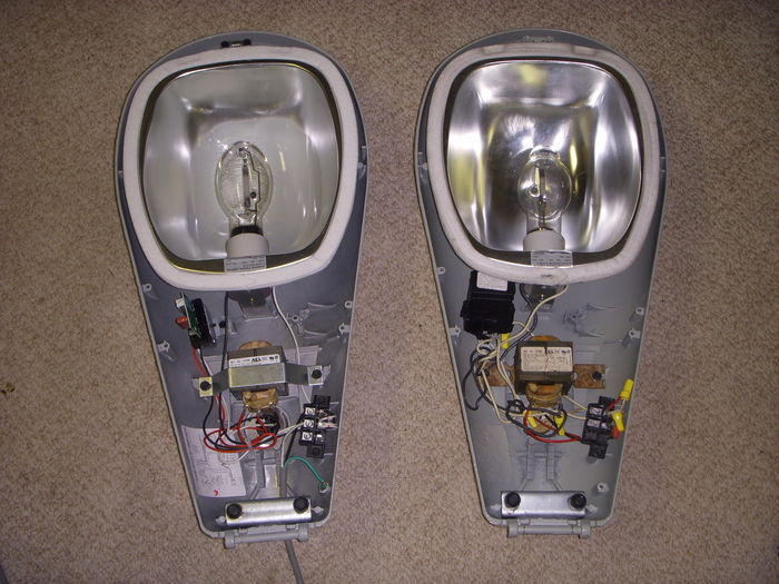 Both 115's insides.
They are WAAAY different, you can tell about how the ballast and ignitor are mounted, and the housings are a bit different, I dunno if you can tell here.

New one on the left. One from darren on the right.
Keywords: American_Streetlights