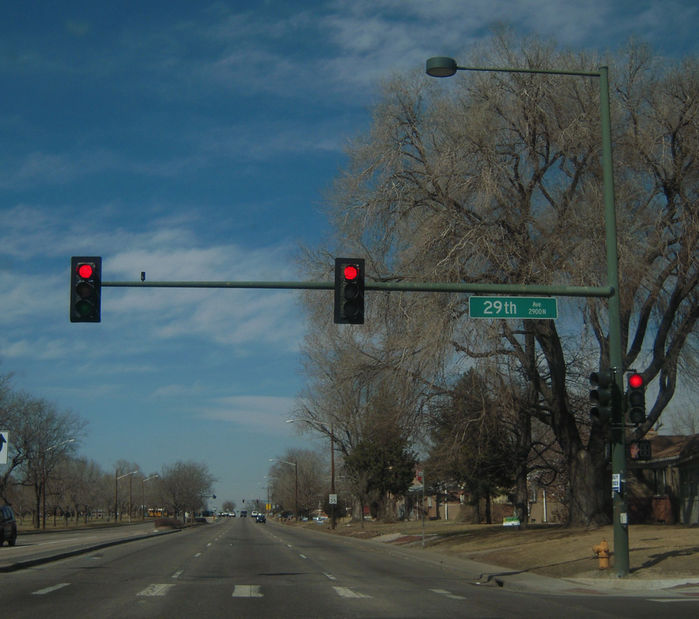 Another Denver Traffic Signal.
With the Circular fixture. And some GELcore and GT1 LED modules in them. I think..

And you get a scenic view of the streetlights behind it on tapered elliptical arms.
Keywords: American_Streetlights