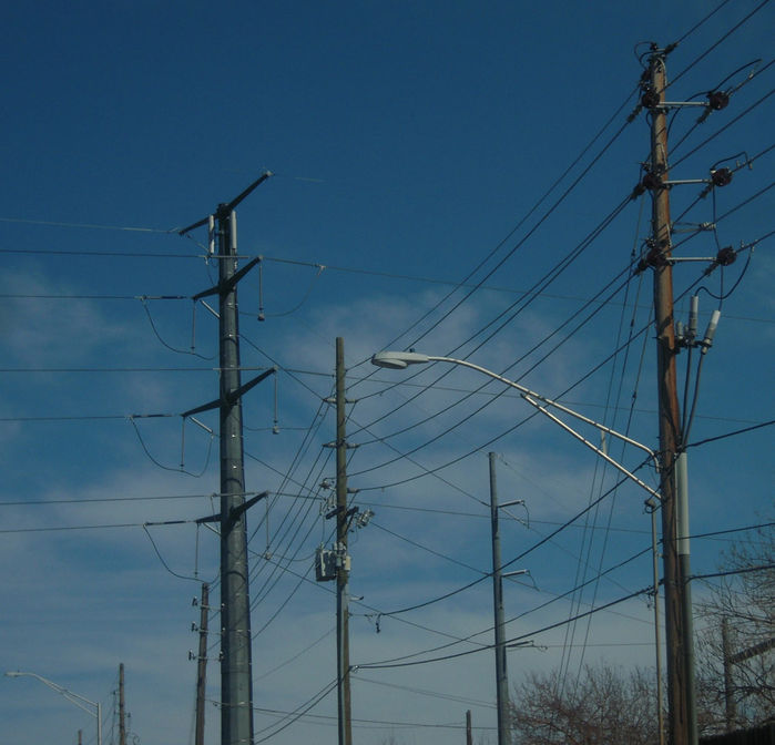 American Electric Model 25 FCO..
On a truss arm on a utility pole.. With lots of power lines in the background..

Cool view huh? xD

250 watts High Pressure Sodium.
Keywords: American_Streetlights