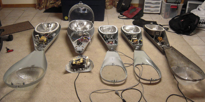5 Cobraheads! All opened up.
Left to right:
M-400R2/M-400A2/FCO115grey/DropLens115unpainted/OV-15

All opened up. How the floor is cluttered. xD
Keywords: American_Streetlights