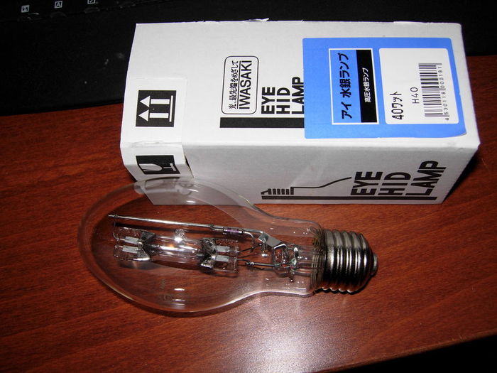 Small clear 40 watt mercury vapor lamp
This is a small mercury lamp made by EYE / Iwasaki electric from Japan. I think I will try to run this on a 36 watt preheat ballast later, but I don't have a loose one right now.
Keywords: Lamps