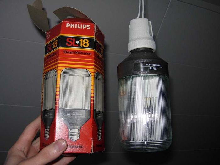Philips SL*18 Prismatic
Magnetic ballast CFL, 18 W, 900 Lm. Large and heavy!
I like this lamp. I wish they still made them!

Startup video:
http://www.youtube.com/watch?v=HUs_a6RjVwc
Keywords: Lamps